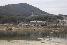 순식간에 진흙뻘이... 그래도 모텔에 책방 열었습니다