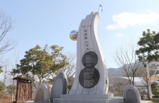 하춘화가 노래한 그곳, 달그림자마저 황홀하네