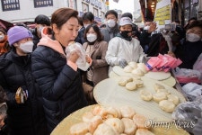 [오마이포토] 남대문시장 간 나경원 만두먹고 양말사고
