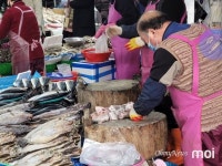 [사진] 설 연휴, 고속도로는 원활... 전통시장은 북적