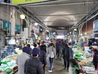 [사진] 설 연휴, 고속도로는 원활... 전통시장은 북적