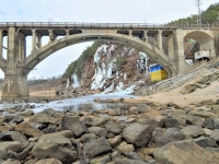 이것 좀 봐... 북한이 시작해서 남한이 완성한 다리