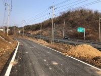 고갯길 오르다 멈춘 증기기관차, 의외의 승객들 반응