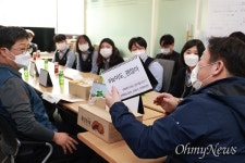 달력 6000부와 빵 사들고 택배노동자 만나러 온 여고생들