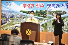 [진주] 최근 확진자들 방문 장소도 많아 방역당국 비상