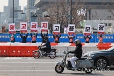 [오마이포토] 피켓 들고 거리 홍보 나선 공공운수노조