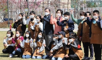 식목일에 발전소 간 문 대통령, 어떤 나무를 심었을까
