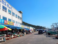 매캐한 기름 냄새에 발길 뚝... 태안 신진항 피해어선 인양 늦어져