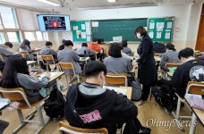 강아지도 세 손가락? 그림으로 미얀마 응원 나선 중학생들