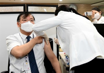 복지부 2차관, 식약처장,의사협회장 AZ백신 접종