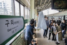 살아서 일하고 싶다... 구의역에 세워진 김군 추모 조형물