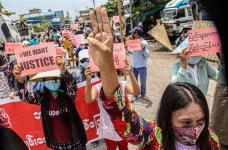 맨발에 나무총으로 훈련, 80년 광주가 떠올랐어요