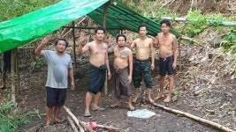 미얀마 유명 코미디 스타들, 국경 부대서 훈련 인증