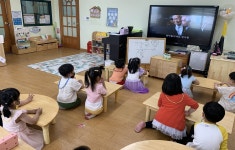 팔찌 만들며 남북통일 배우는 유치원생들