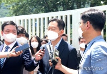 교도소 앞에서 눈 감고 고개 숙인 김경수 전 지사