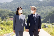 전국 순회 이재명, 호남 올인 김혜경씨와 장인 생가 방문