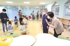 거점통합돌봄센터 늘봄 찾은 유은혜 장관 확산되도록 지원