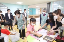 거점통합돌봄센터 늘봄 찾은 유은혜 장관 확산되도록 지원