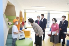 거점통합돌봄센터 늘봄 찾은 유은혜 장관 확산되도록 지원
