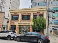 휘황찬란한 전구가 가득한 병원... 이 카페 독특하네  [운민의 경기별곡]