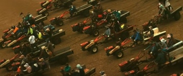 경운기 끌고 갯벌 나오래서 갔다가... 유튜브 스타 됐다