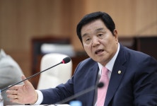 침체된 관광산업위한 홍성군의 시설관광계획은?