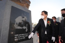 김주열 열사 동상 제막... 3.15도 껍데기는 가라