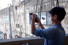 테이블까지 모두 철... 이 카페에 담긴 깊은 뜻