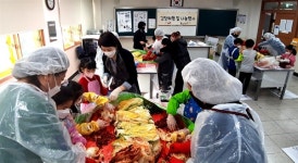 초등학생들, 학교 텃밭에 배추 키워 김장 담궈 나눔