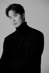 '에세이 출간' 김지석 "납작해진 삶에 큰 힘 돼준 시는..."