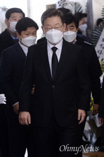[오마이포토] 순직 소방관 빈소 조문한 이재명
