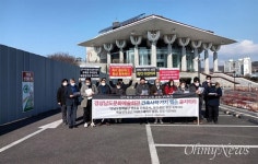 김중업 작품 경남문화예술회관, 주차장 쪽 건축공사 논란