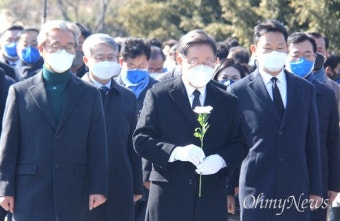 [영상] 봉하마을 방문한 이재명 후보 