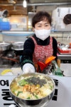 죽도시장에 온 주부들이 꼭 먹고 가는 음식, 이겁니다