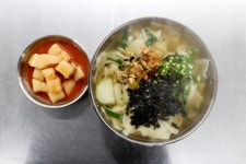 죽도시장에 온 주부들이 꼭 먹고 가는 음식, 이겁니다