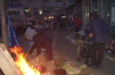 기적소리 끊긴 지 오래지만... 새벽시장은 여전히 북적
