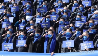 [오마이포토] 이낙연, 안보전문가들과 함께 거수경례