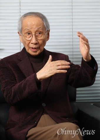 이재명, 윤여준 영입으로 민주당의 대표 선대위원들의 전략적 포용력 과시