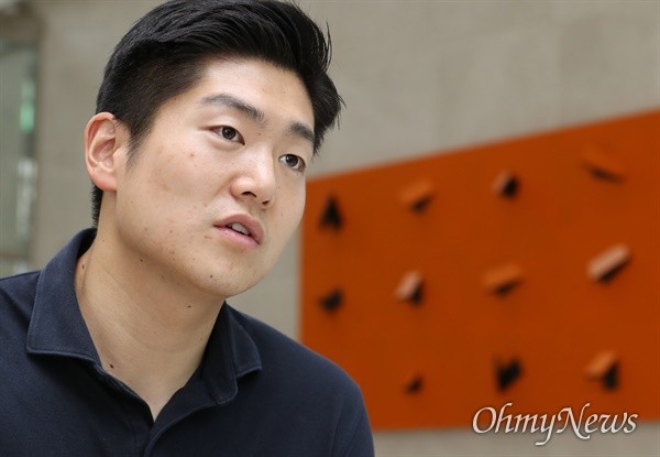 국민의힘 김재섭 의원, 국민 분노에 직면하며 근조화환 전달 및 신변 보호 조치 필요한 상황