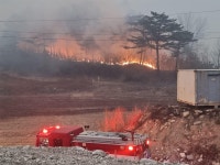 [사진] 삼척 산불, 밤새 강풍 타고 사곡리까지 근접