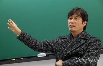 지지 선언 후 극우 유튜버 공격받은 '1타강사' 황현필