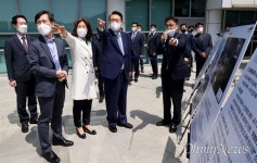 [오마이포토] 윤 당선인, 부산 도시첨단산업단지 부지 점검