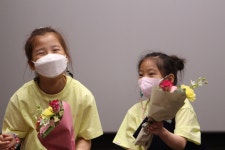 고래보다 큰 꿈 비행기를 적성초 운동장에 그려 넣다