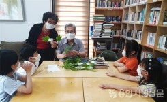 은퇴한 어르신과 부모 손길 그리운 아이, 서로를 보듬다