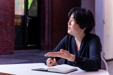 죽음을 대하는 낯설고 경이로운 풍경 느꼈어요