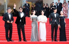 칸영화제 레드카펫 선 아이유, 브로커 상영 중 눈물 [오마이 칸]