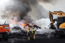 함양 농공단지 화재 진압중... 소방용수 공급 힘들어 늦어졌다