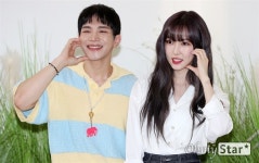 [오마이포토] 유주, 플레이제이와 예쁘게 볼하트