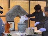 부고알림에 종교예식까지... 한국엔 없는 영국의 무연고장례 셋