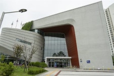 예뻐서 핫플된 도서관, 비밀은 책장 다리에 있었구나